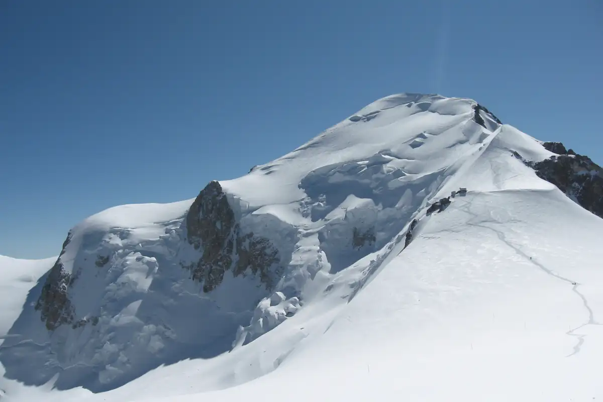 Calotte sommitale enneigée du mont Blanc sous un ciel bleu