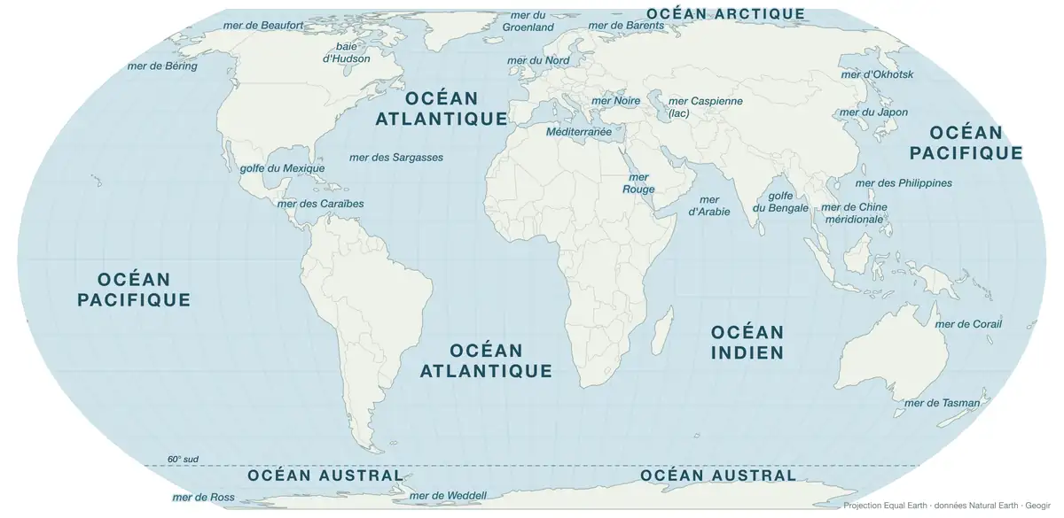 Carte du monde en projection Equal Earth nommant les cinq océans et une vingtaine de mers et de golfes