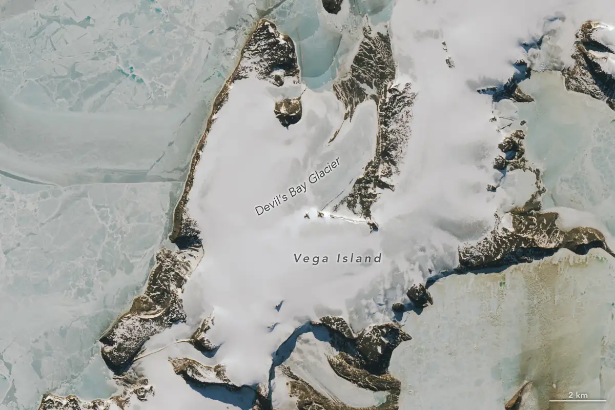 Image Landsat 9 du 10 octobre 2026 : l'île Vega et le glacier Bahía del Diablo, avec de grandes surfaces de glace sans neige