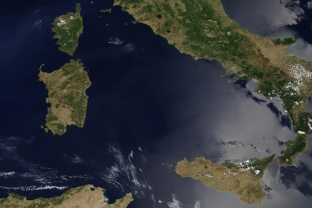 Image satellite de la mer Tyrrhénienne entre la Corse, la Sardaigne, la Sicile et la péninsule italienne